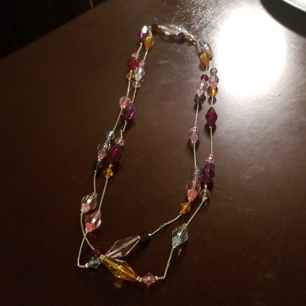 Collar con diferentes colores en sus cuentas.